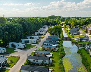 Vakantiehuis Velthorst 6 in Kerkdriel, Gelderland, omgeven door groene natuur en waterpartijen.