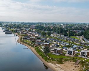 Panoramisch uitzicht op Vakantiehuis Velthorst 6, Kerkdriel, met rivier en groene omgeving.