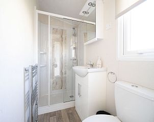 Moderne badkamer met douche in Vakantiehuis Berkel 4, Kerkdriel, Gelderland.