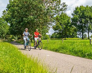 Koppel geniet van een drankje aan het strand nabij Vakantiehuis Berkel 4, Kerkdriel.