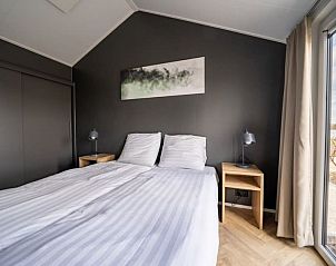 Comfortabele slaapkamer in Vakantiehuis Velthorst 4, Kerkdriel, met moderne inrichting.