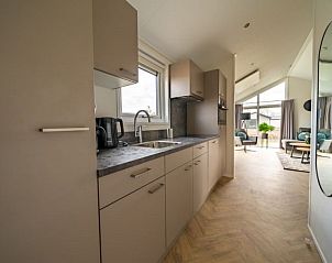 Moderne keuken in Vakantiehuis Velthorst 4, Kerkdriel, ideaal voor een ontspannen vakantie in Gelderland.