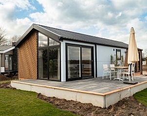 Buitenterras van Vakantiehuis Velthorst 4 in Kerkdriel, met uitzicht op de groene omgeving.