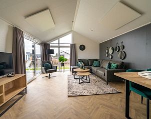 Ruime woonkamer in Vakantiehuis Velthorst 4, gelegen in het schilderachtige Kerkdriel, Rivierengebied.