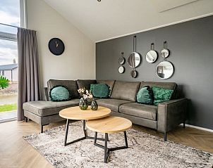 Stijlvolle woonkamer met moderne details in Vakantiehuis Velthorst 4, Kerkdriel, Gelderland.