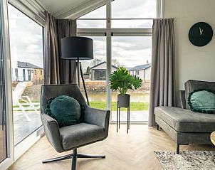 Comfortabele zitruimte met uitzicht in Vakantiehuis Velthorst 4, Kerkdriel, ideaal voor ontspanning.
