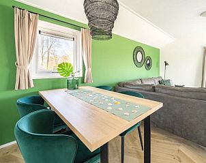 Gezellig eetgedeelte in Vakantiehuis Velthorst 4, gelegen in het prachtige Rivierengebied van Gelderland.