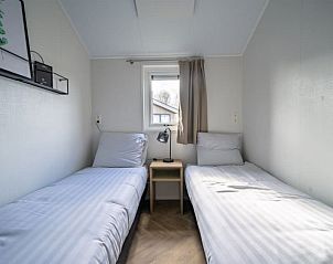 Tweede slaapkamer in Vakantiehuis Velthorst 4, Kerkdriel, met gezellige sfeer en natuurlijke lichtinval.