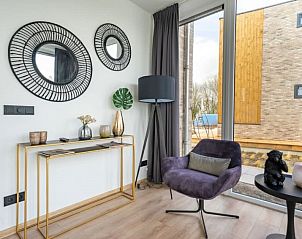 Stijlvolle leeshoek in Vakantiehuis Pavilion l'etage 10, Kerkdriel, Gelderland met uitzicht op de tuin.