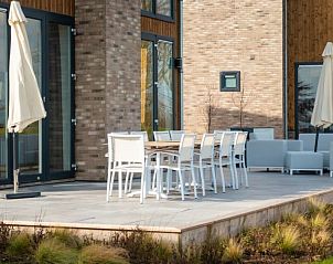 Ruim terras bij Vakantiehuis Pavilion l'etage 10, Kerkdriel, Gelderland ideaal voor buiten dineren.