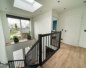 Lichte hal in Vakantiehuis Pavilion l'etage 10, Kerkdriel, Gelderland met grote ramen.