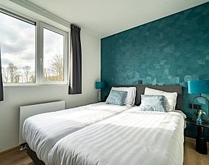 Tweede slaapkamer in Vakantiehuis Pavilion l'etage 10, Kerkdriel, Gelderland met blauw accentmuur.