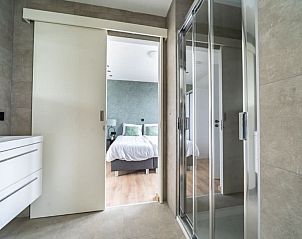 Badkamer met glazen douche in Vakantiehuis Pavilion l'etage 10, Kerkdriel, Gelderland.