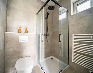 Stijlvolle badkamer in Vakantiehuis Pavilion l'etage 10, Kerkdriel, Gelderland met moderne voorzieningen.