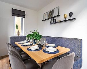 Open woonruimte met keuken in Vakantiehuis Pavilion l'etage 10, Kerkdriel, met moderne decoratie.