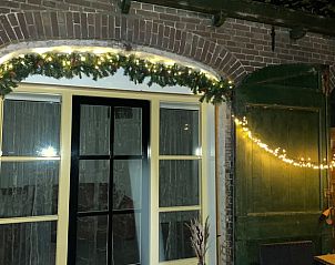 Sfeervolle avondverlichting bij Vakantiehuisje in Tricht, perfect voor een ontspannen verblijf.