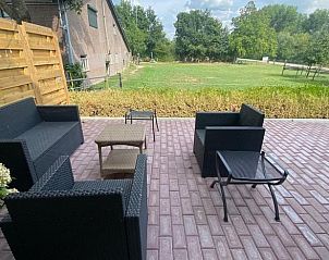 Ruim terras van Vakantiehuisje in Tricht, Gelderland, met uitzicht op groene omgeving.