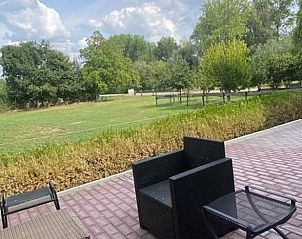 Uitzicht op het landschap vanaf het terras van Vakantiehuisje in Tricht, Rivierengebied.