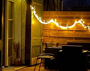 Romantische avondverlichting op het terras van Vakantiehuisje in Tricht, Gelderland.