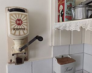 Antieke koffiemolen in de keuken van Vakantiehuisje in Tricht, een nostalgische touch in Rivierengebied.