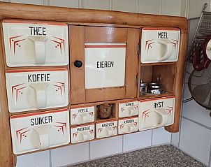 Retro kruidenkast in keuken van Vakantiehuisje in Tricht, authentieke sfeer in Rivierengebied, Gelderland.