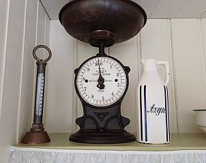 Oude weegschaal en decoratie in keuken van Vakantiehuisje in Tricht, charmante details in Gelderland.