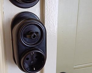 Authentiek lichtschakelaar detail in Vakantiehuisje in Tricht, nostalgische sfeer in Rivierengebied, Gelderland.