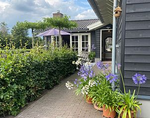 Bloeiende tuin bij Vakantiehuis in Buurmalsen, een serene locatie in het Rivierengebied van Gelderland.