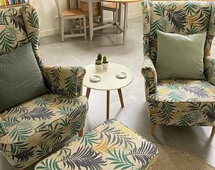 Kleurrijke fauteuils in de woonkamer van Vakantiehuisje in Hurwenen, Rivierengebied, Gelderland.