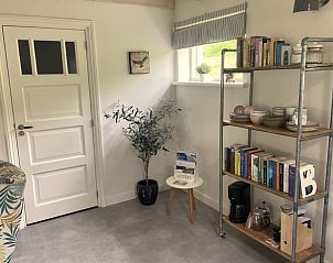 Boekenplank en decoratie in de woonkamer van Vakantiehuisje in Hurwenen, Rivierengebied, Gelderland.