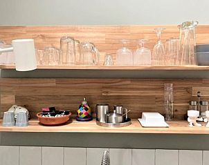 Open planken met glazen in keuken van Vakantiehuisje in Hurwenen, Rivierengebied, Gelderland.