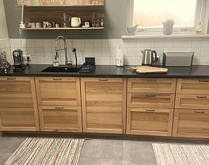 Volledig uitgeruste keuken in Vakantiehuisje in Hurwenen, Rivierengebied, Gelderland met houten afwerking.