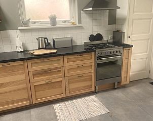 Keuken met fornuis in Vakantiehuisje in Hurwenen, Rivierengebied, Gelderland.
