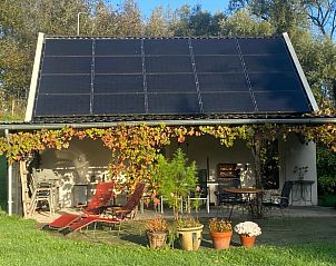 Herfstzicht op terras van Vakantiehuisje in Hurwenen, Rivierengebied, Gelderland.