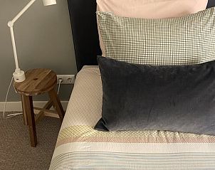 Detail van slaapkamer in Vakantiehuisje in Hurwenen, Rivierengebied, Gelderland met nachtkastje.