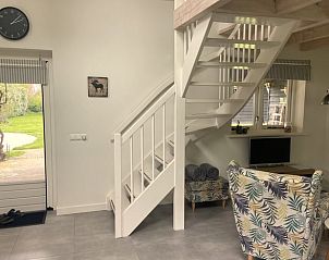 Woonkamer met trap in Vakantiehuisje in Hurwenen, Rivierengebied, Gelderland.