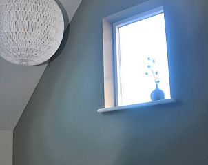 Lichtinval door raam in Vakantiehuisje in Hurwenen, Rivierengebied, Gelderland.