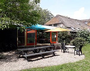 Ruime tuin met picknicktafels bij Vakantiehuisje in Hurwenen, Rivierengebied