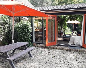 Gezellig terras met openslaande deuren in Vakantiehuisje in Hurwenen, Gelderland