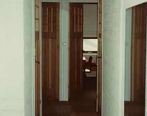 Authentieke houten deuren in de gang van Vakantiehuisje in Hurwenen, Gelderland