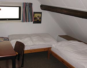 Knusse slaapkamer met houten balken in Vakantiehuisje in Hurwenen, Rivierengebied