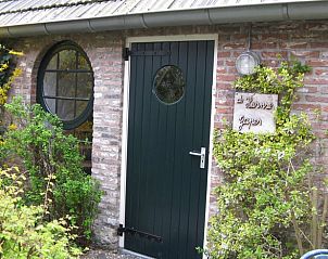 Charmante ingang met groene deur van Vakantiehuisje in Hurwenen, Gelderland