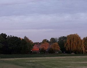 Avondlicht over de velden rondom Vakantiehuisje in Hurwenen, Rivierengebied