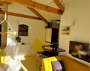 Gezellige woonkamer in Vakantiehuis in Beek-Ubbergen met houten balken.