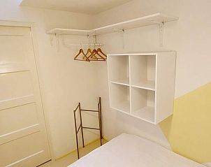 Minimalistische slaapkamer in Vakantiehuis in Beek-Ubbergen, Gelderland.