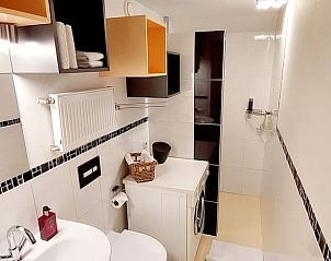 Moderne badkamer in Vakantiehuis in Beek-Ubbergen met wasmachine.