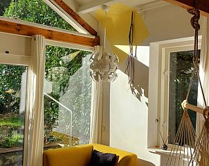 Lichte woonkamer in Vakantiehuis in Beek-Ubbergen met moderne lamp.