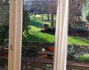 Uitzicht op tuin vanuit Vakantiehuis in Beek-Ubbergen, Gelderland.