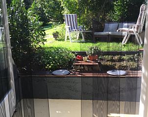 Terras van Vakantiehuis in Beek-Ubbergen met tuinmeubilair.