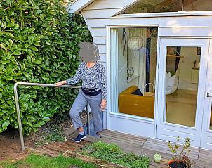 Gasten genieten van de tuin bij Vakantiehuis in Beek-Ubbergen.